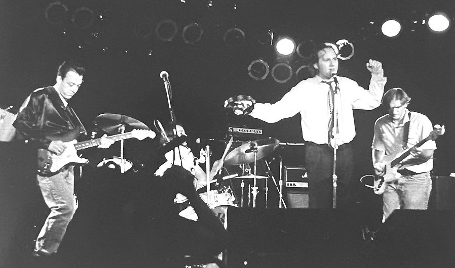 Rostulara performing live