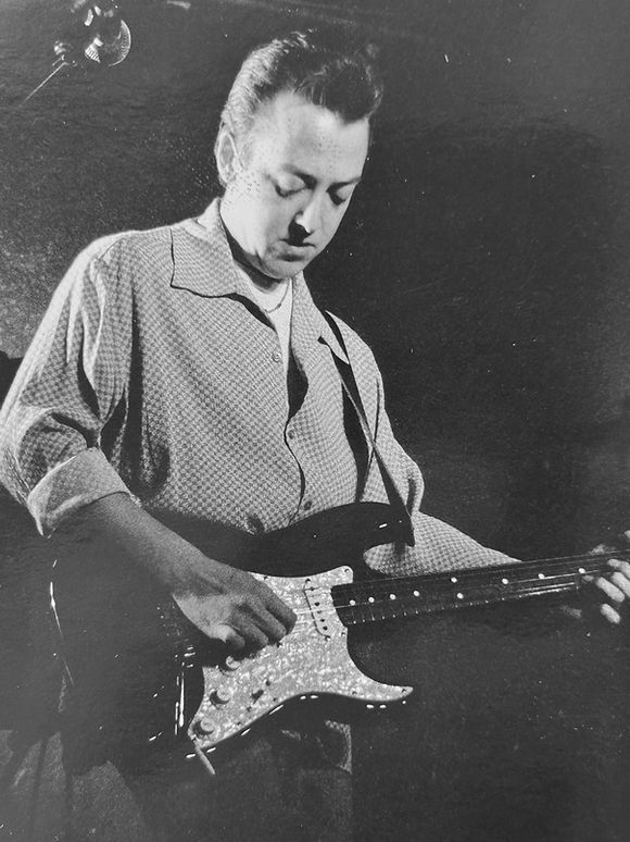 Rostulara guitarist performing