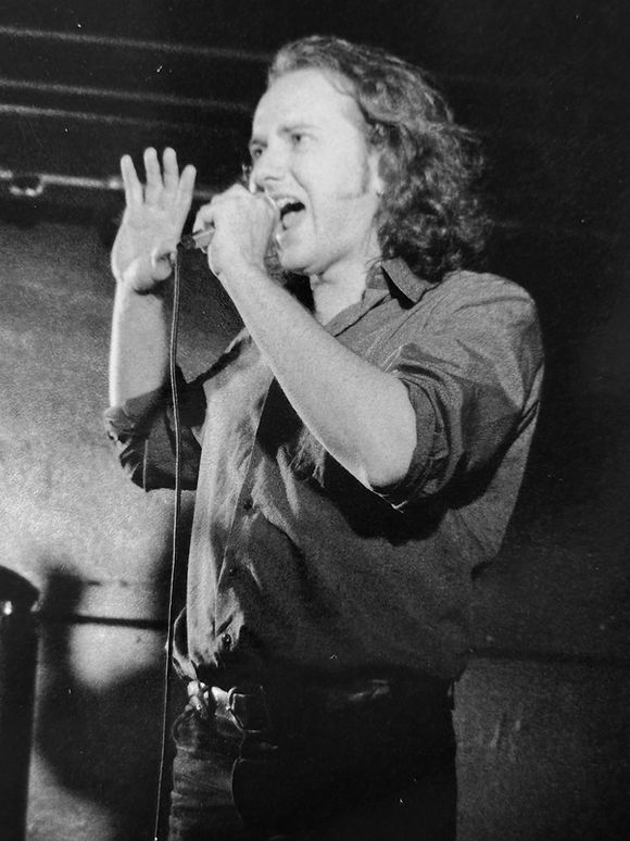 Rostulara singer performing